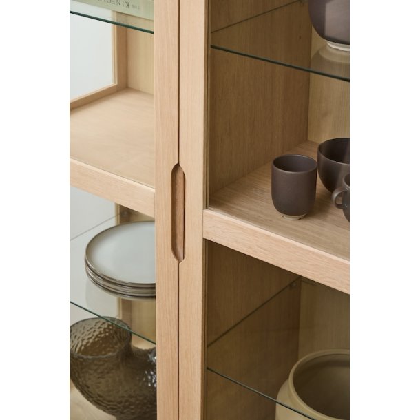 Vitrineskab, model Ambrosius, 140 cm bredt i hvidolieret egetr�sfiner med 3 glasd�re