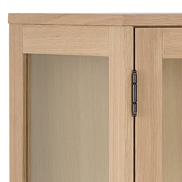 Vitrineskab, model Ambrosius, 140 cm bredt i hvidolieret egetr�sfiner med 3 glasd�re