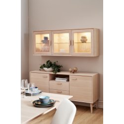 Egeskov hængevitrine i hvidolieret ege finér 160 x 60 cm med 3 skabe med indbygget LED lys