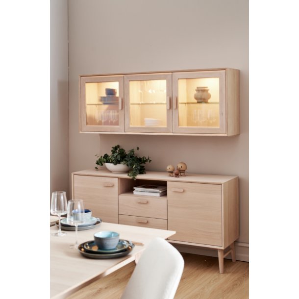 Egeskov hængevitrine i hvidolieret ege finér 160 x 60 cm med 3 skabe med indbygget LED lys
