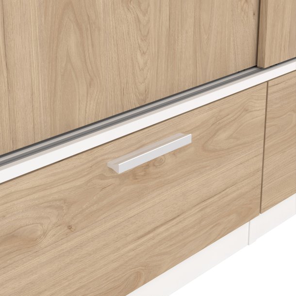 Inline garderobeskab 121 cm bredt, 2 skyded�re, 2 skuffer hvid og egelook. 