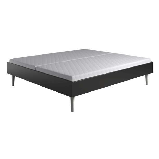 Krone dobbeltseng, sort lakkeret MDF, vlg mellem tr-eller metalben. 