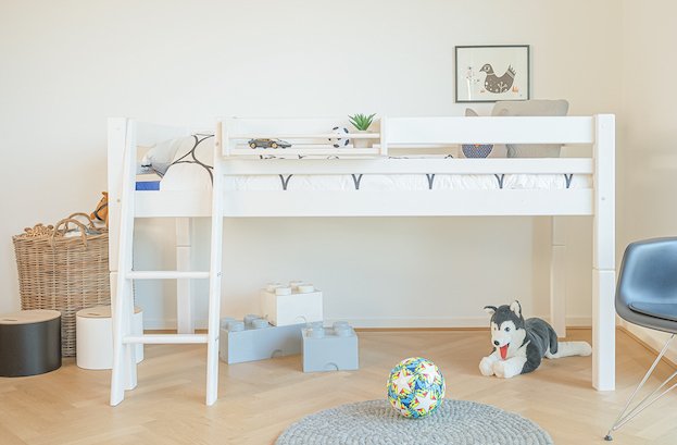 Scanliving Premium halvhøj seng i hvid fyrretræ med skrå stige