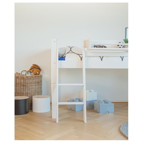 Halvhj seng 90 x 200 cm, hvid, skr stige, 25 rs garanti, Scanliving Premium