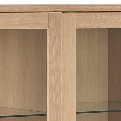 Vitrineskab, model Ambrosius, 140 cm bredt i hvidolieret egetr�sfiner med 3 glasd�re