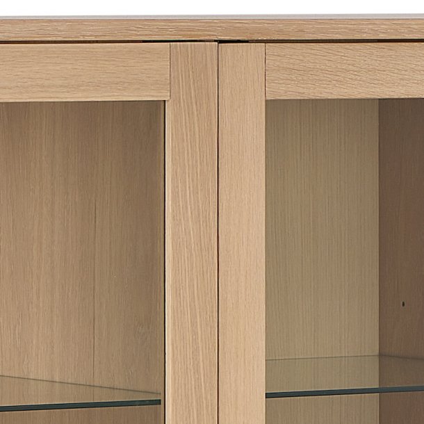 Vitrineskab, model Ambrosius, 140 cm bredt i hvidolieret egetr�sfiner med 3 glasd�re