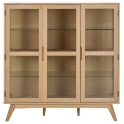 Vitrineskab, model Ambrosius, 140 cm bredt i hvidolieret egetr�sfiner med 3 glasd�re