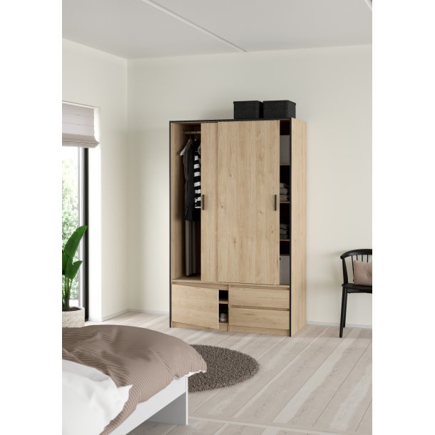 Inline garderobeskab 121 cm bredt, 2 skuffer og et skab i  egelook. 