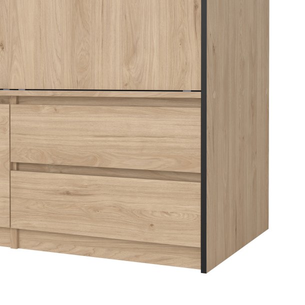 Inline garderobeskab 121 cm bredt, 2 skuffer og et skab i  egelook. 